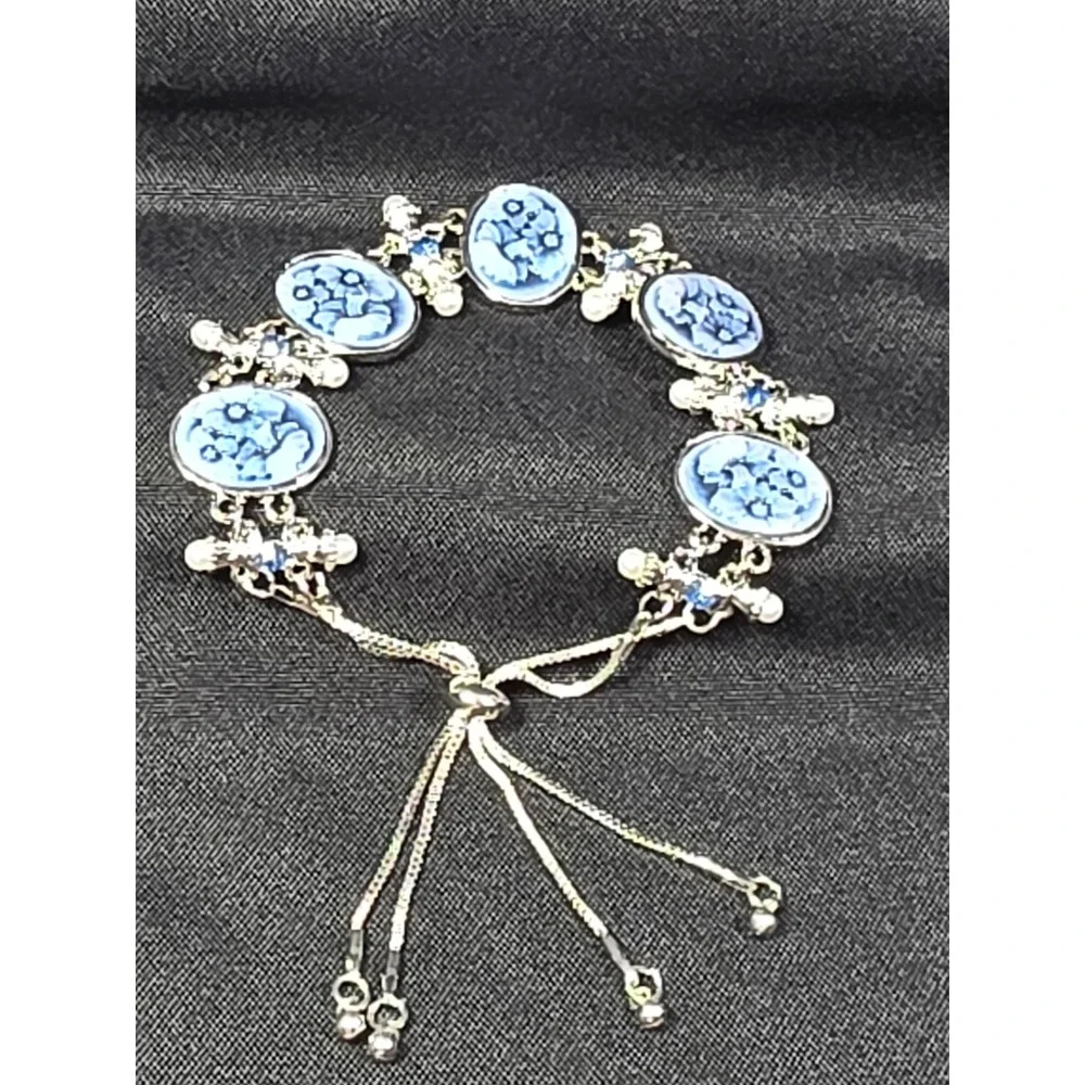 Blue Floral Cameo Bolo Bracelet Silvertone Adjustable Pearl‎ Crystal Accents